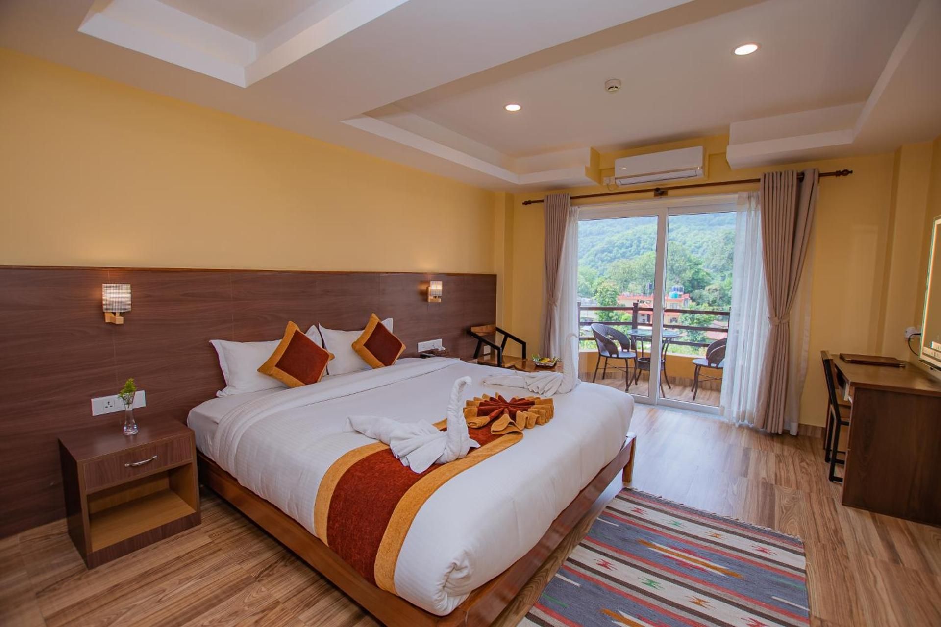 Apartment with Mountain View