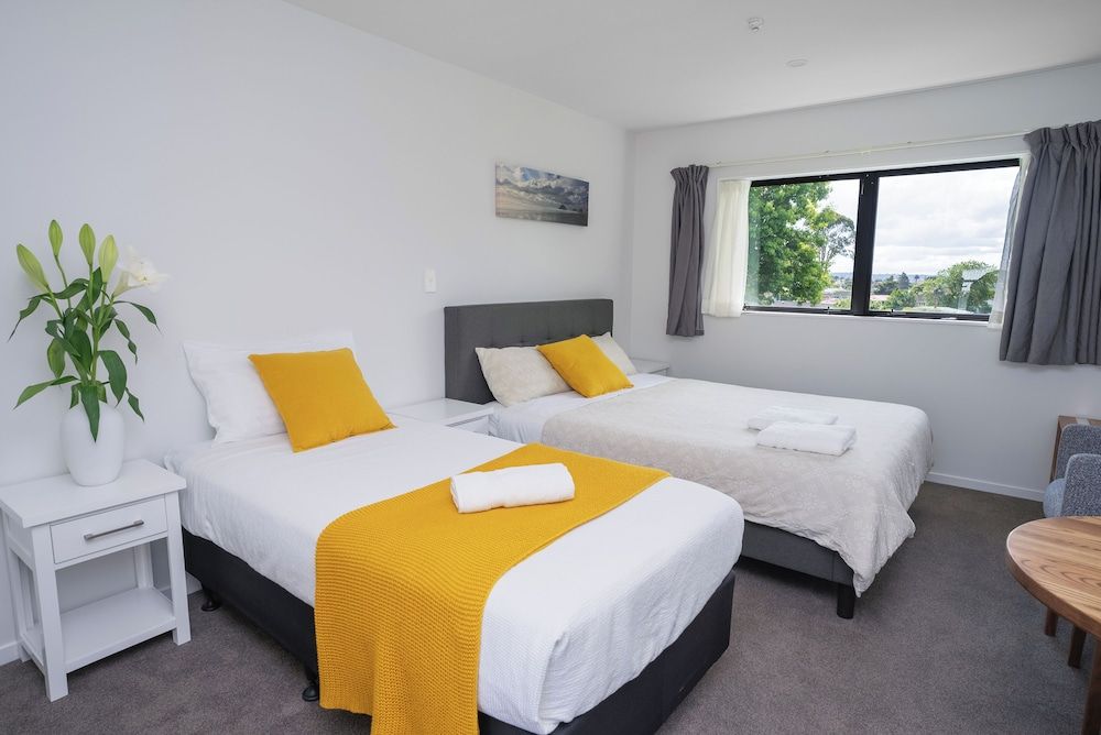 Deluxe Studio with 1 Queen Bed and 1 Single Bed, Park View