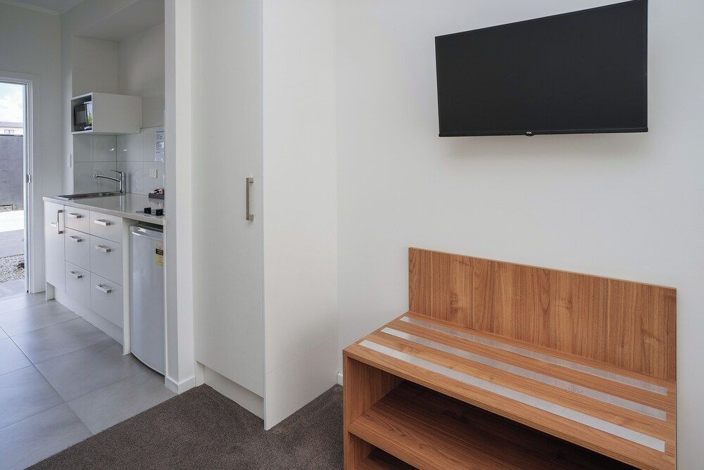 Yates Park Motel Deluxe Studio, Park View 8