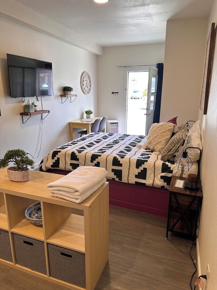Business Studio, 1 Queen Bed (Plum)