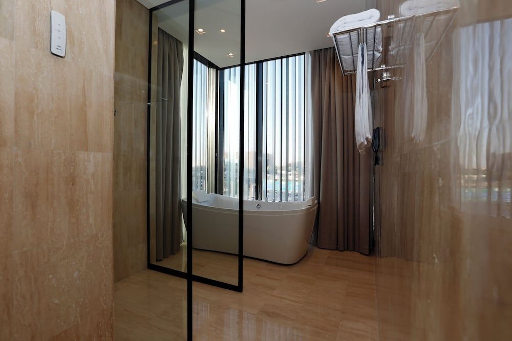 Deep Soaking Bathtub