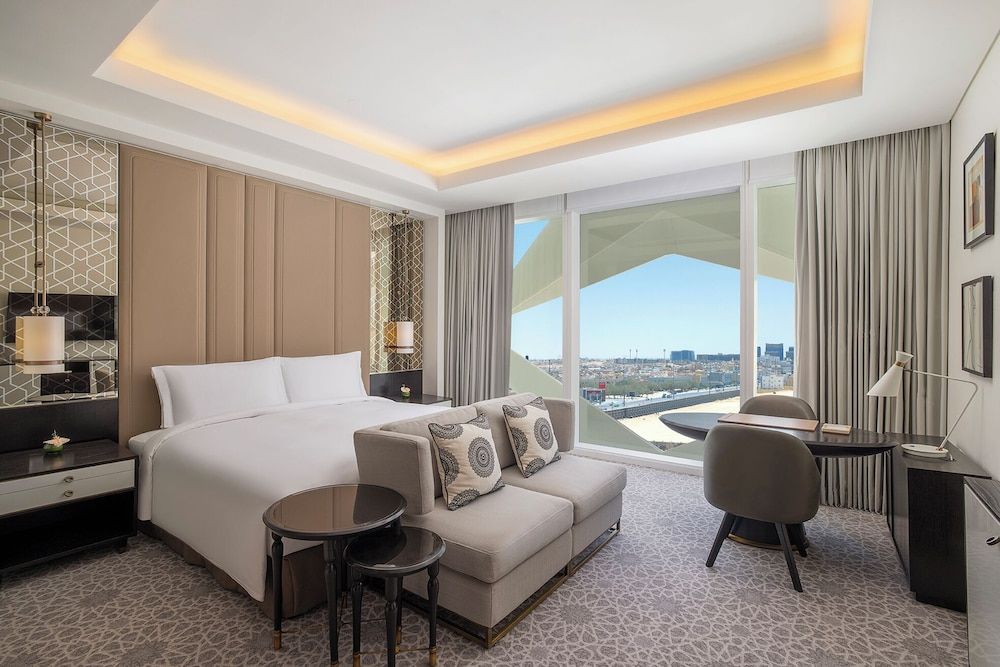 Deluxe Room, 1 King Bed, City View