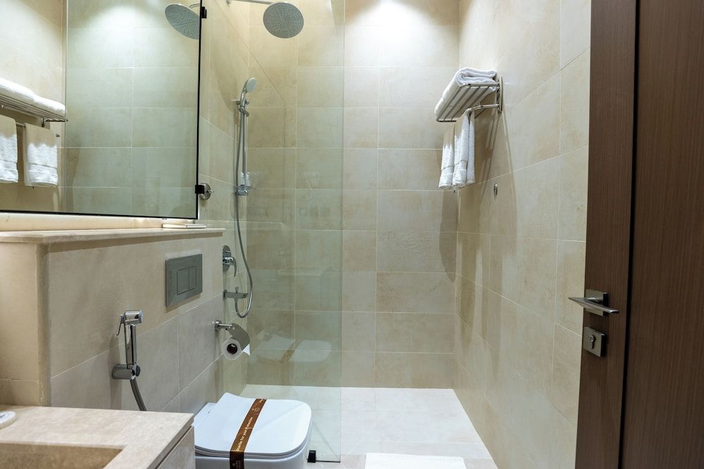 Liora Hotel Junior Suite, 1 King Bed 8