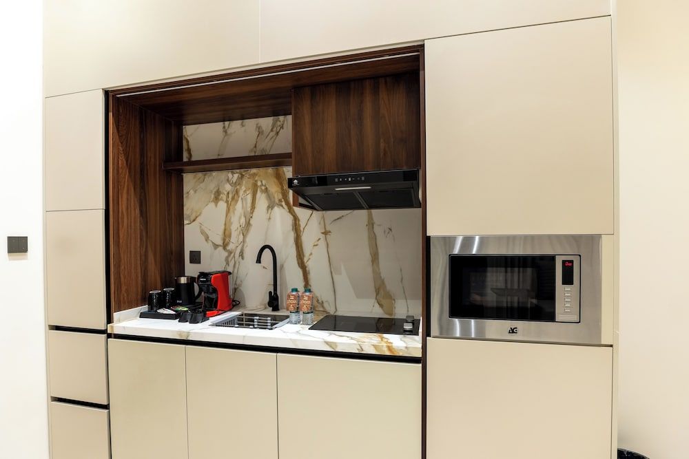 Liora Hotel Junior Suite, 1 King Bed 6