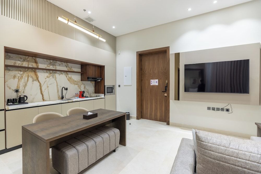 Liora Hotel Junior Suite, 1 King Bed 13