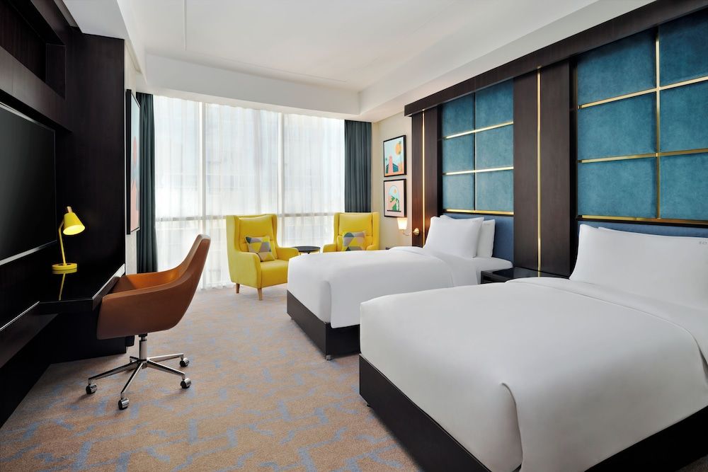 Suite, 2 Twin Beds (Downtown View)