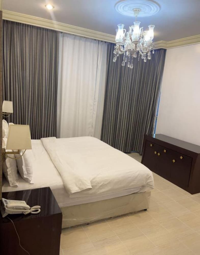 Panoramic Studio, Lake View