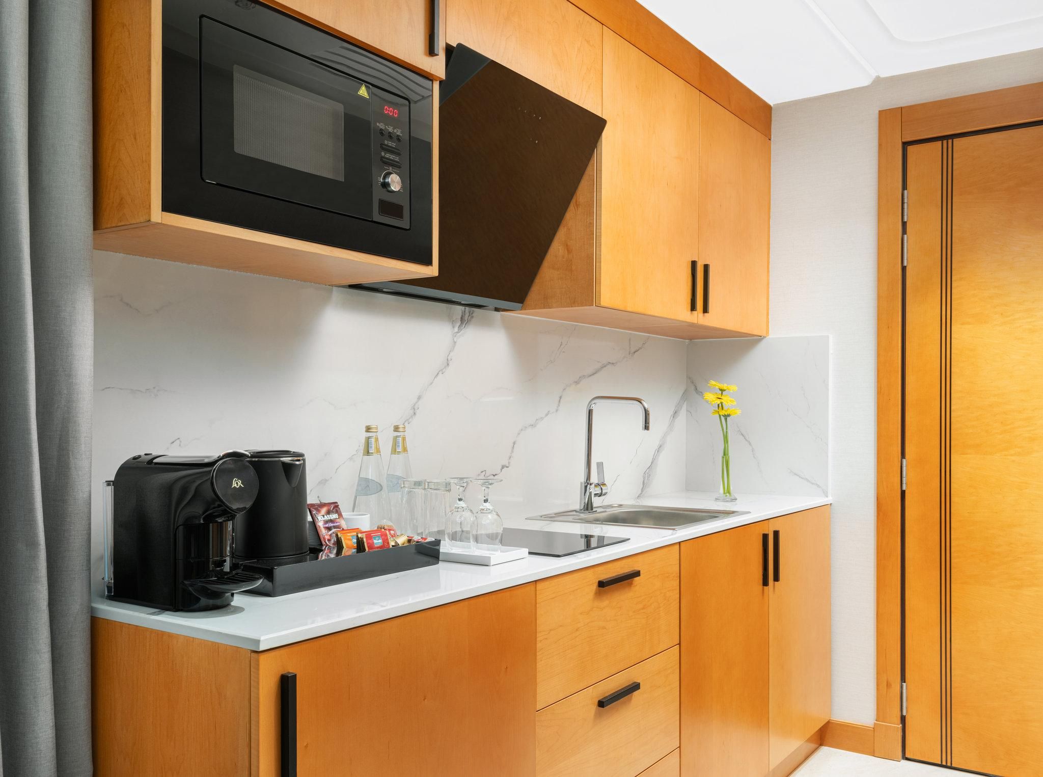 1 Super King Grand Kitchenette Area Single Sofa Bed