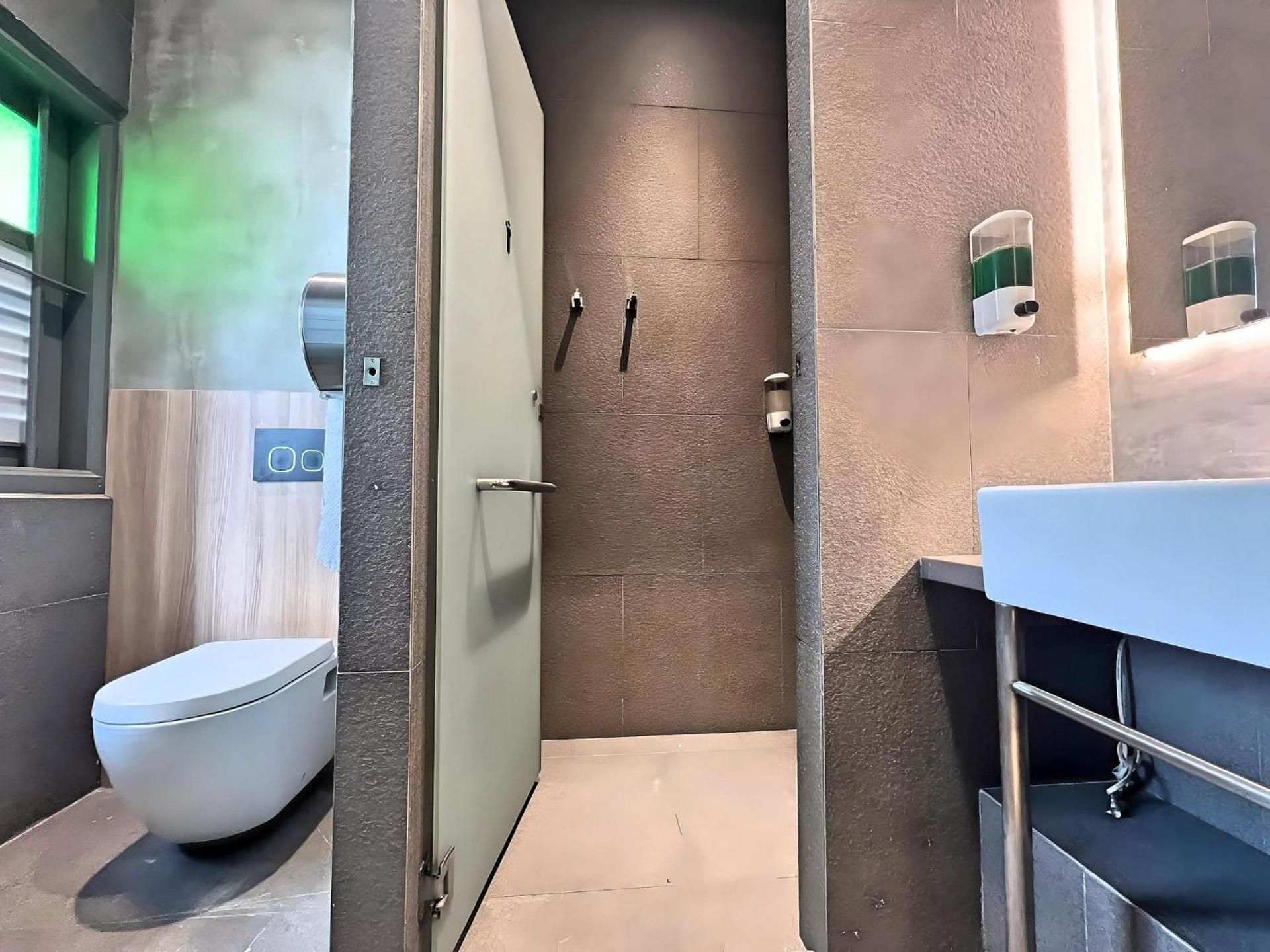 Lower Decker Female Room - Ensuite