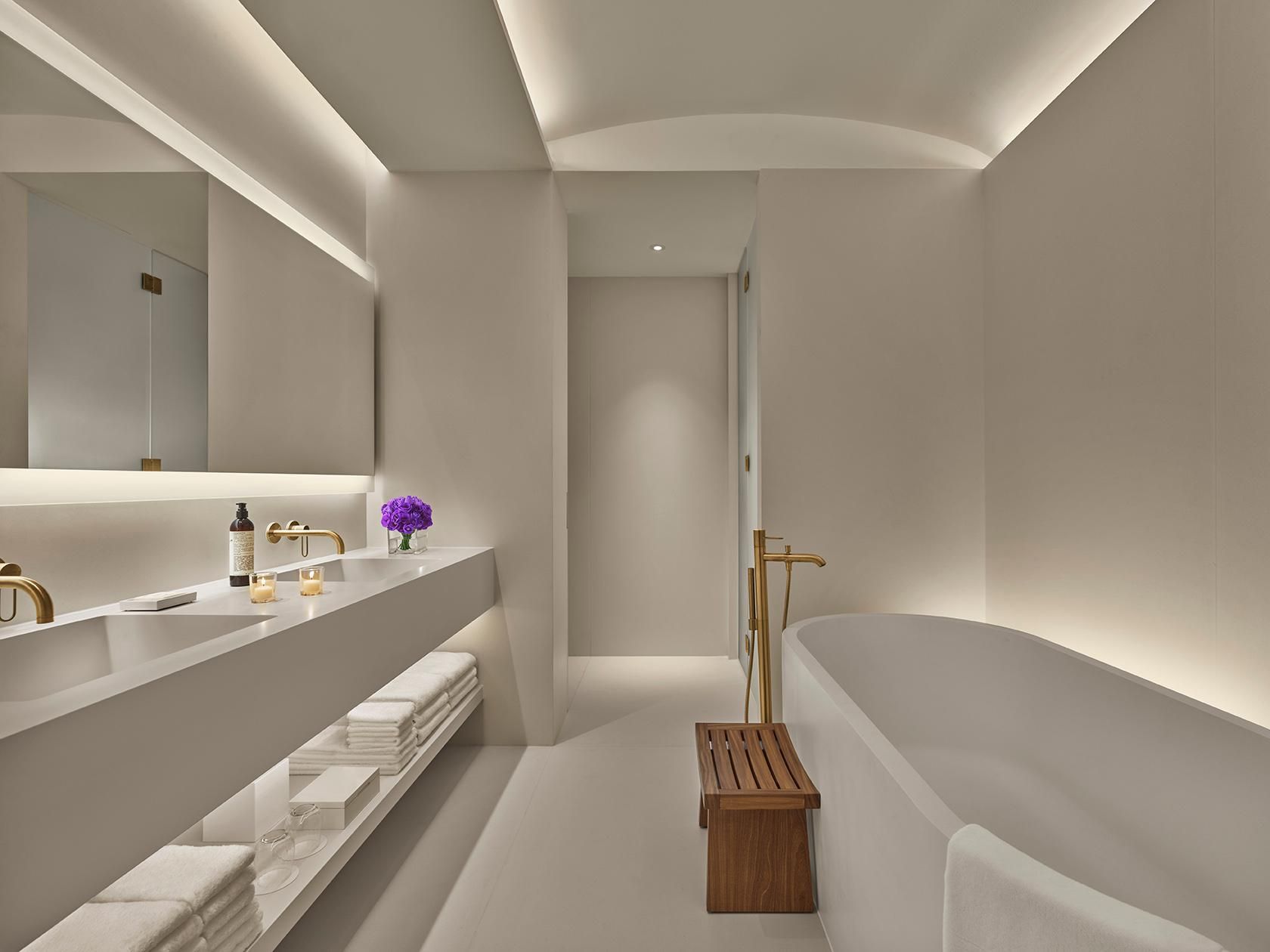 Premier Suite, 1 Bedroom Larger Suite, 1 King, Garden view, Top floor