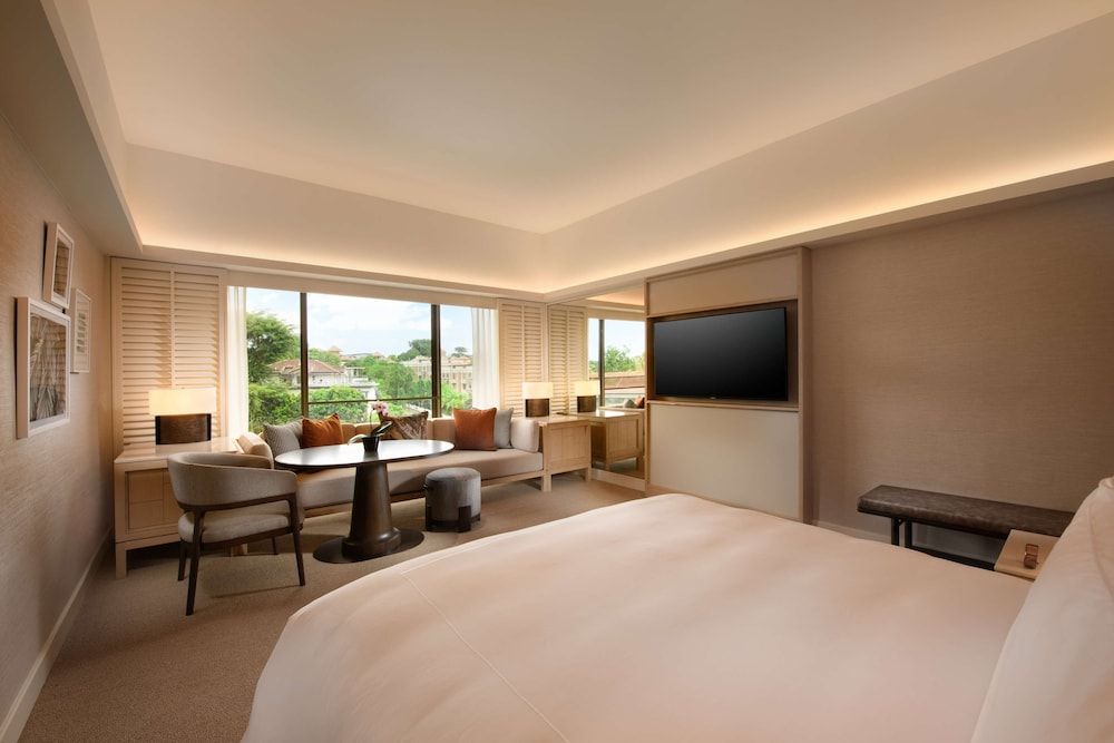 Conrad Singapore Orchard Deluxe Room, 1 King Bed 3