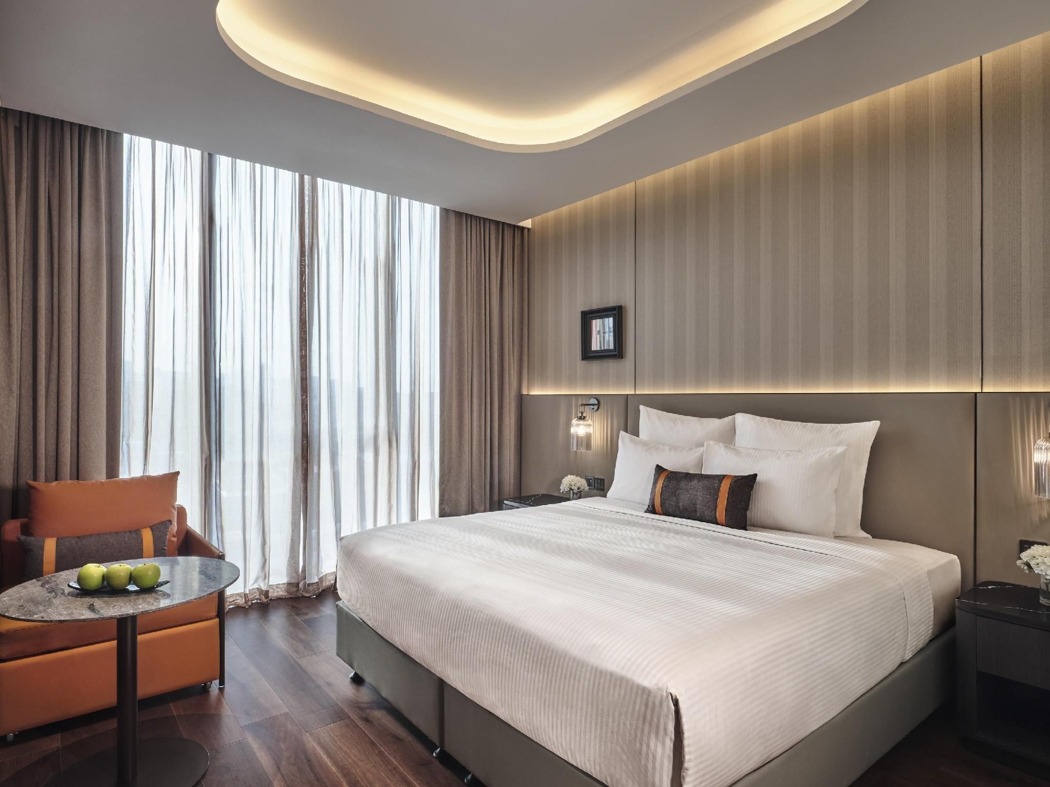 High Floor Executive Room, 1 King Bed, Rain Shower, Executive Lounge Access, Bay View