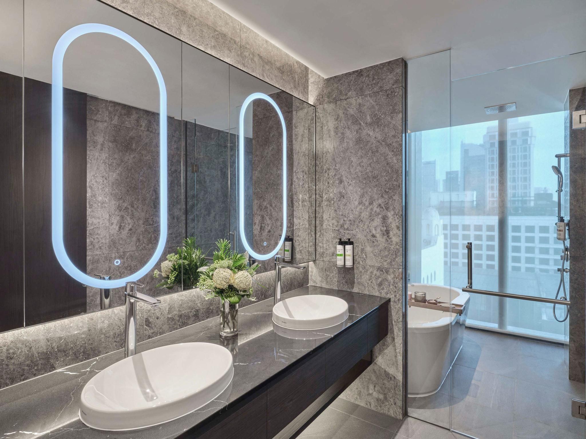 Studio Suite, 1 King Bed And Sofa, Separate Bat Htub And Rain Shower, Executive Lounge Access