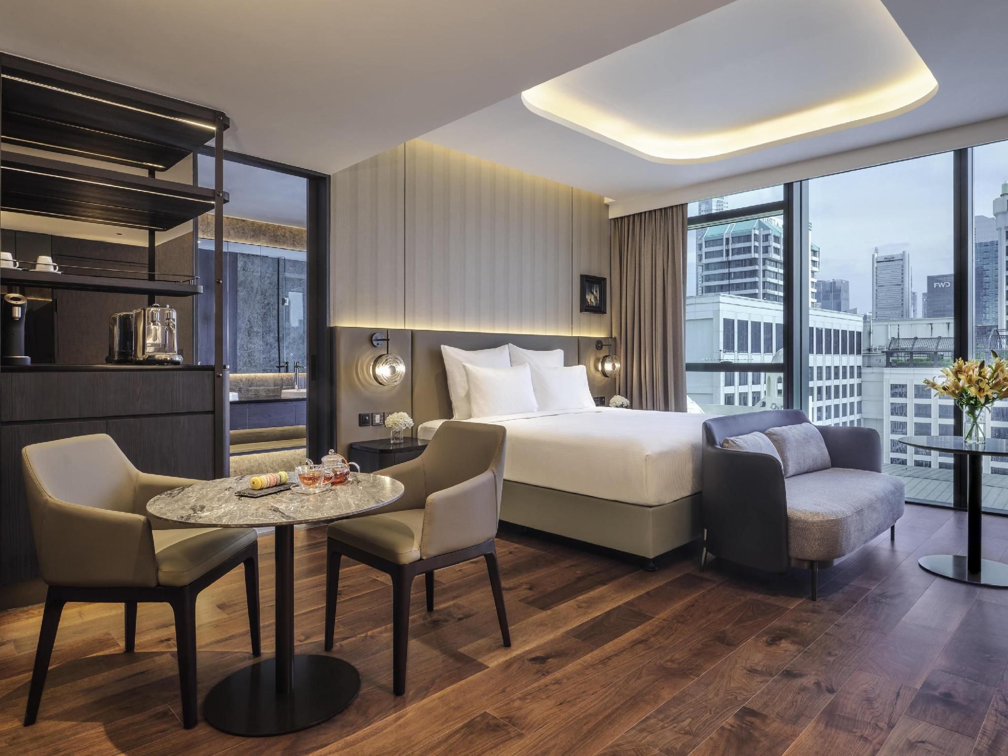 Studio Suite, 1 King Bed And Sofa, Separate Bat Htub And Rain Shower, Executive Lounge Access