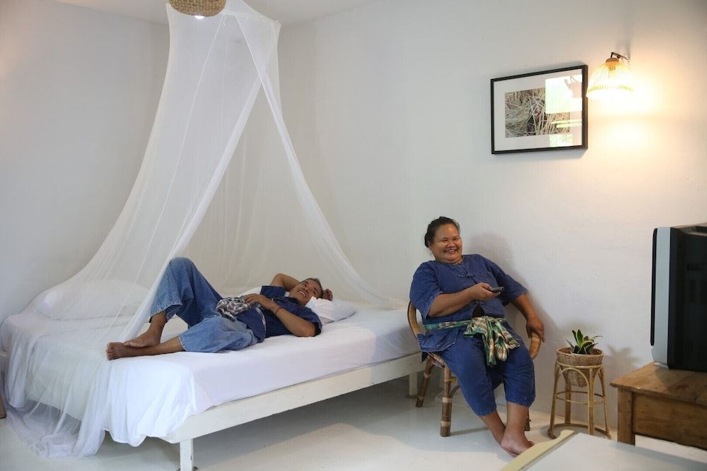 Standard Single Room, 1 King Bed, Bathtub, Garden View