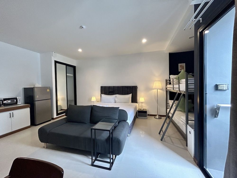 AMIRI PLACE HOTEL Family Room 8