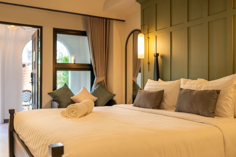Superior Room, 1 King Bed, Non Smoking, Pool View