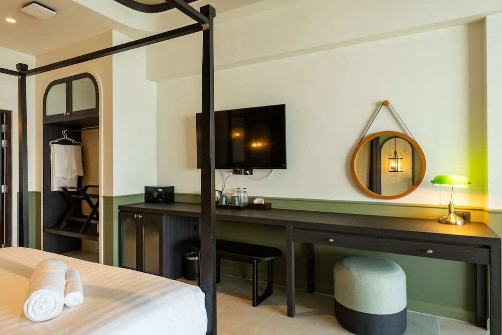 Superior Room, 1 King Bed, Non Smoking, City View