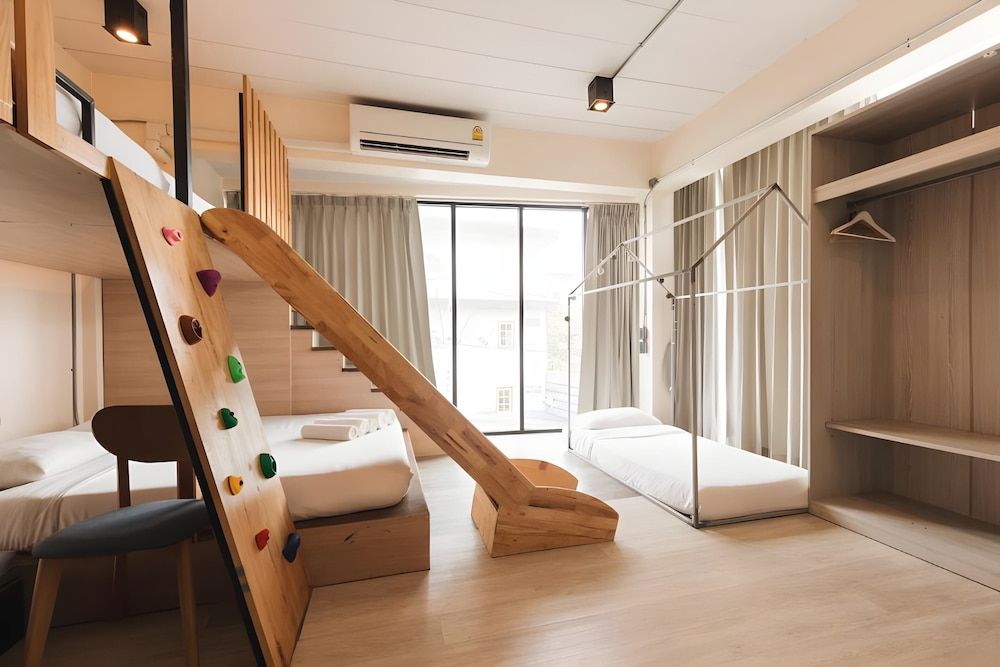 Family Room, Multiple Beds, City View