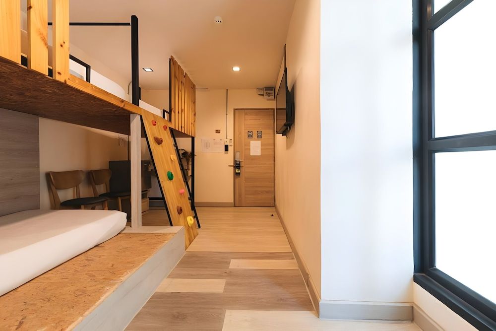 Family Room, 3 Twin Beds