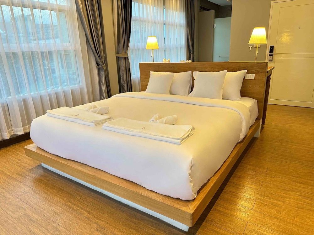 Deluxe Room, 1 King Bed, Non Smoking, Pool Access