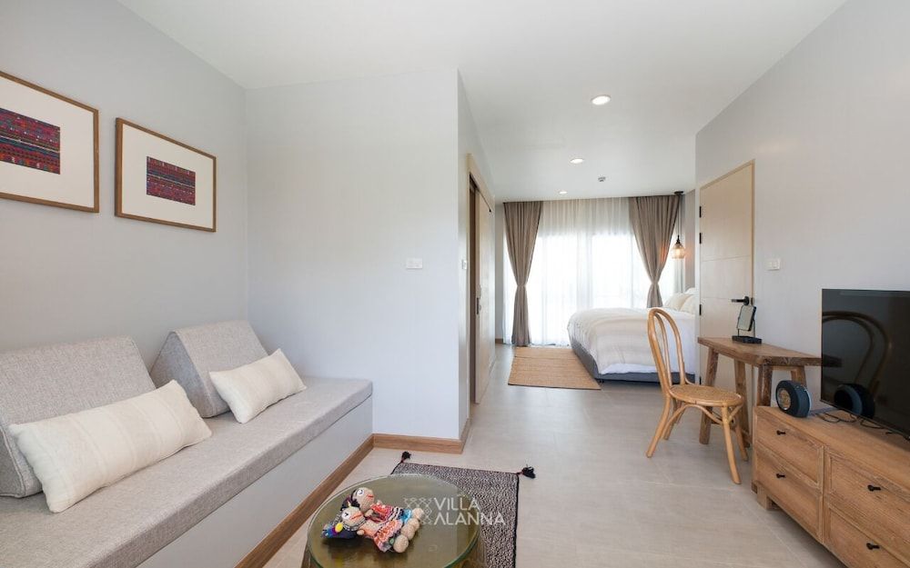 ALANNA JACUZZI PENTHOUSE