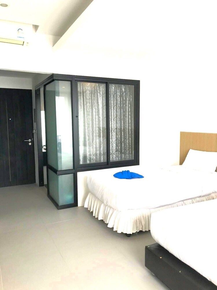 Rockstar Beach Apartments Deluxe Double or Twin Room, Ocean View 3