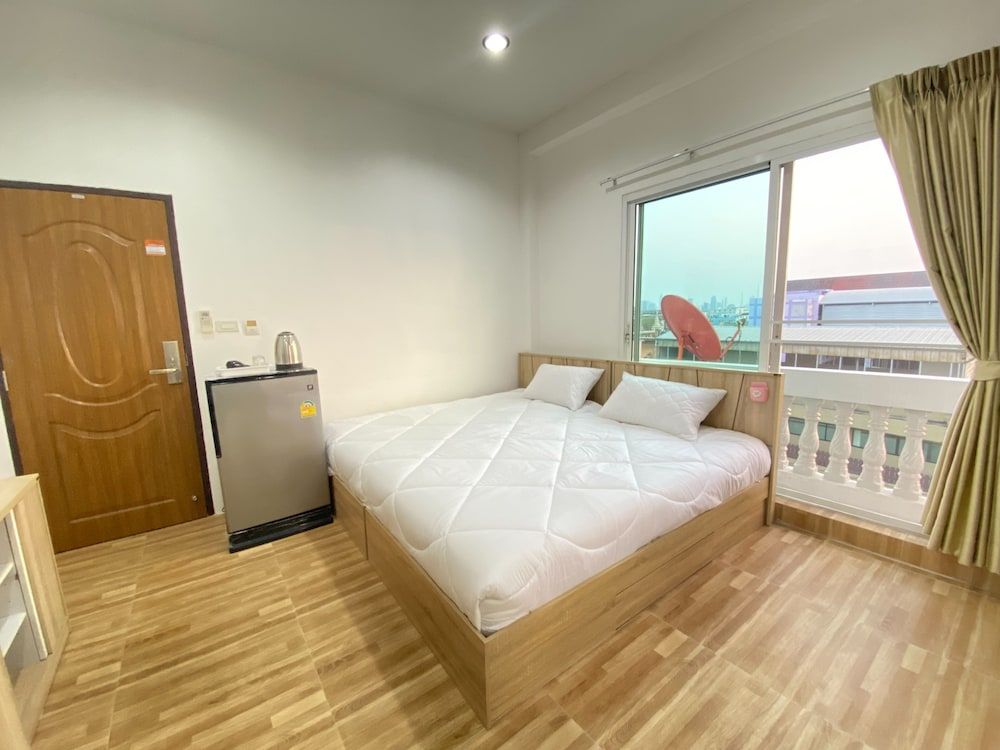 Deluxe Room, 1 King Bed, Non Smoking, City View
