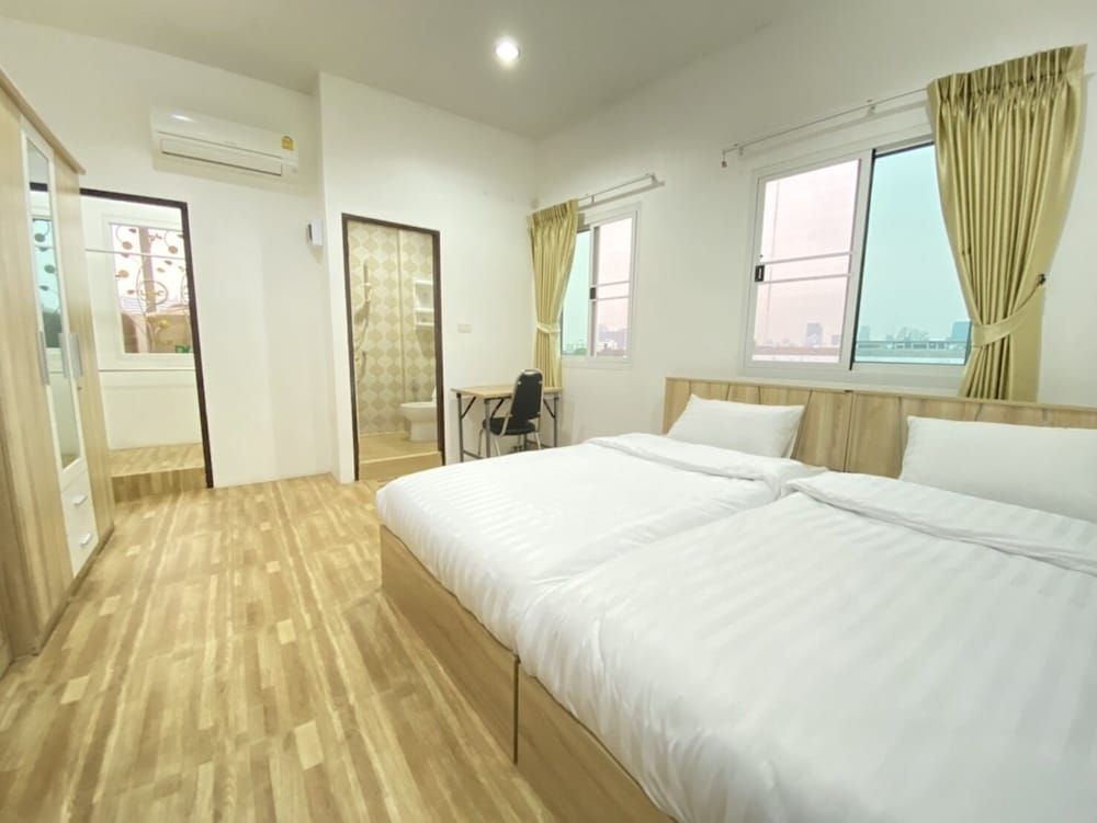 Royal Room, 2 Twin Beds, Non Smoking, City View
