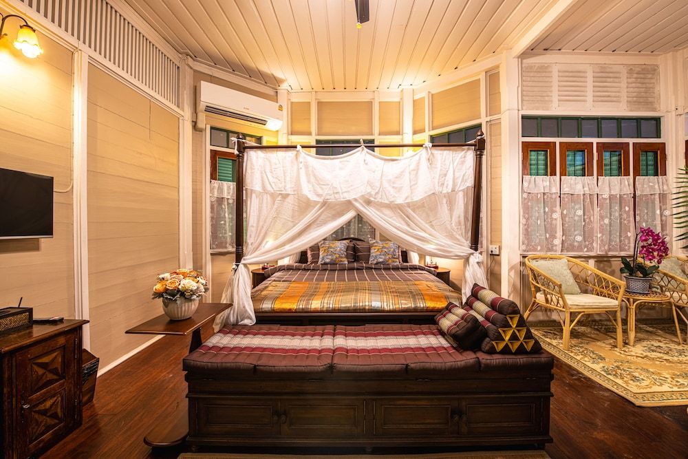 Deluxe Room, 1 King Bed, Non Smoking, Private Bathroom