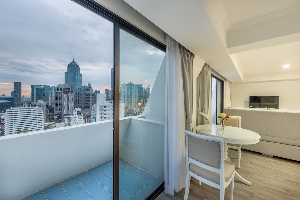 Neom Town Residence Premium Triple Room, City View 7