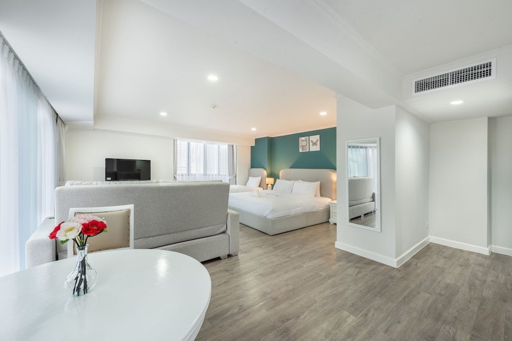 Neom Town Residence Premium Triple Room, City View 2