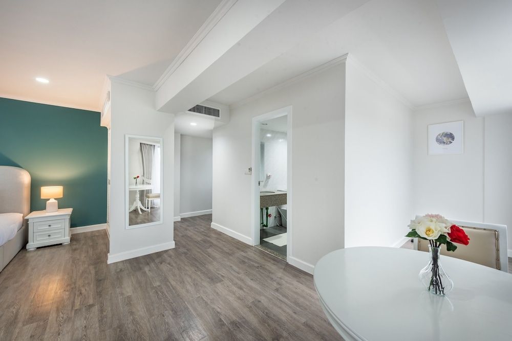 Neom Town Residence Premium Triple Room, City View 9