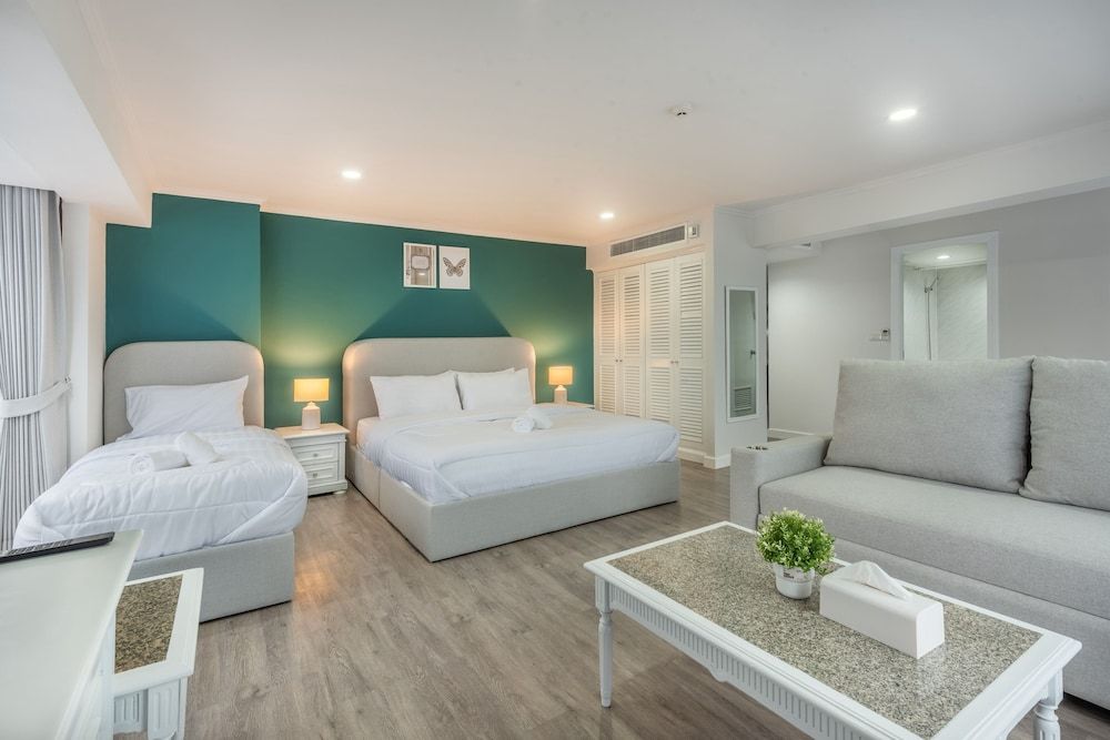 Neom Town Residence Premium Triple Room, City View 3