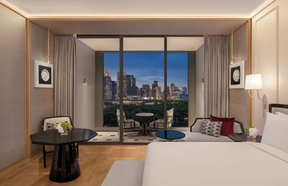 Club Room, 1 King Bed, Non Smoking (Balcony)