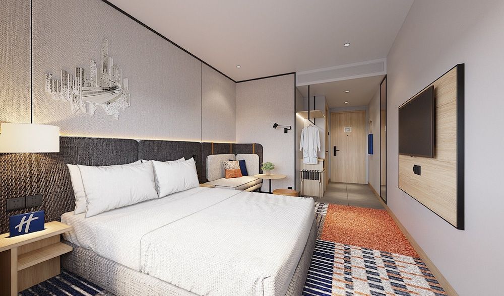 Standard Room, 1 Queen Bed, Accessible (With Free Breakfast)