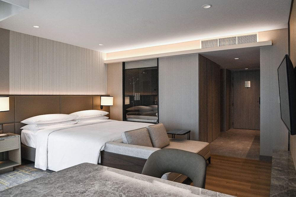 Studio, 1 King Bed, City View (Balcony)