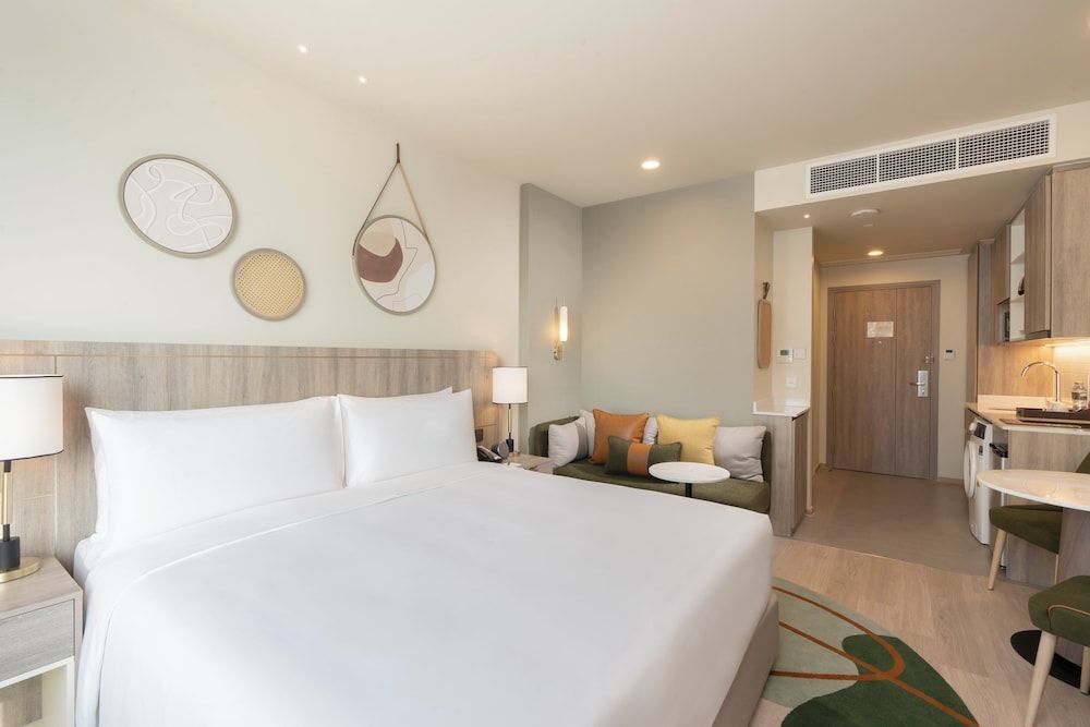 Studio Suite, 1 King Bed, Kitchen