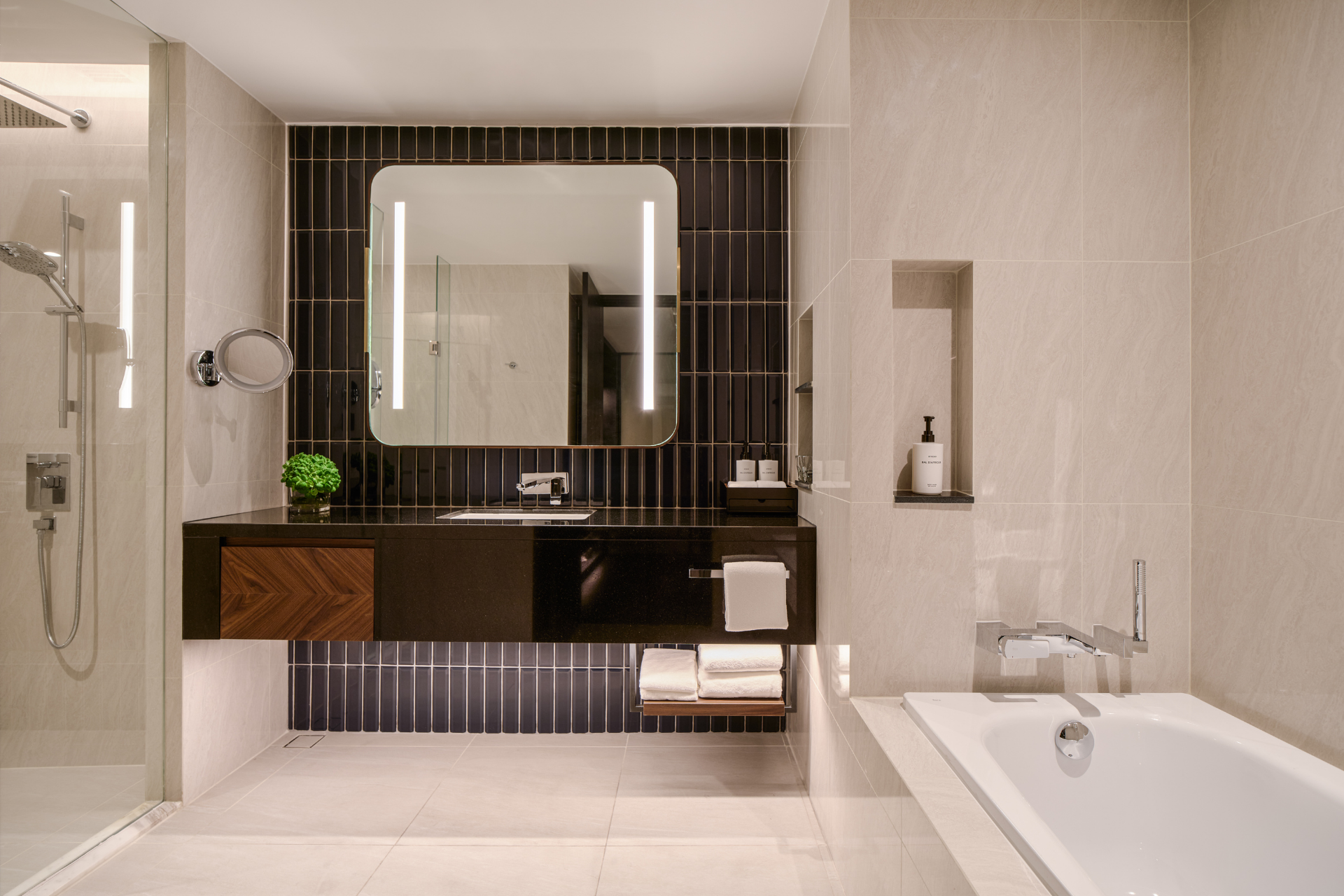 1 Bedroom Suite Dining Lounge Access