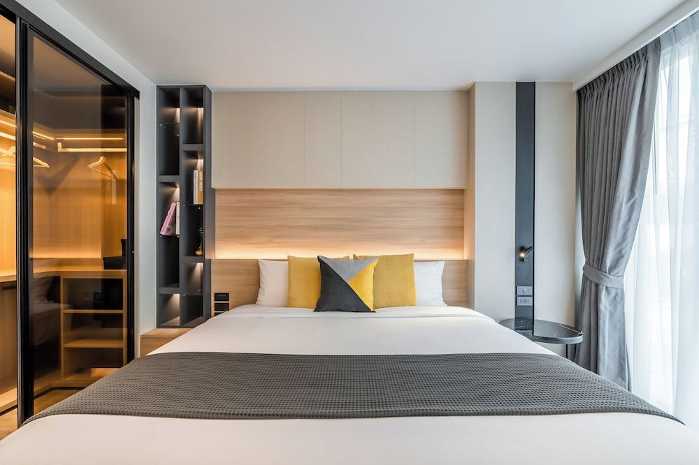 One Bed Room with Bathtub