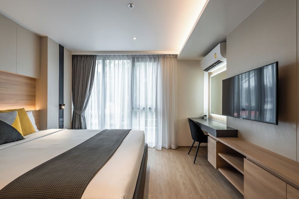 One Bed Room with Bathtub