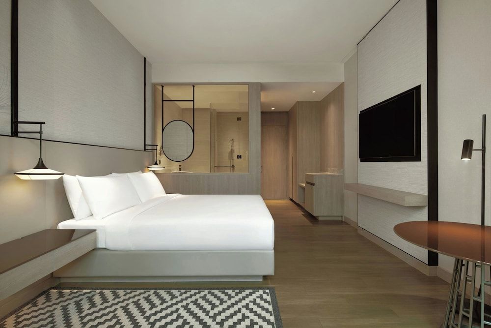 Deluxe Room, 1 King Bed, Non Smoking, Balcony