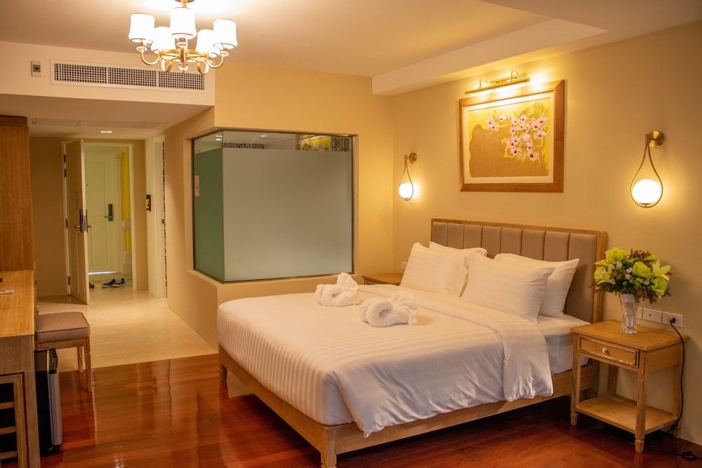 Deluxe Double Room, Bathtub