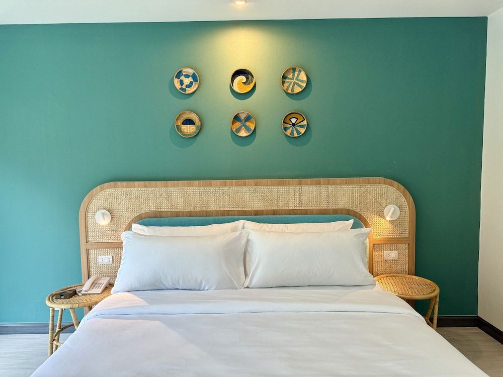 Superior Room, 1 King Bed, Pool View