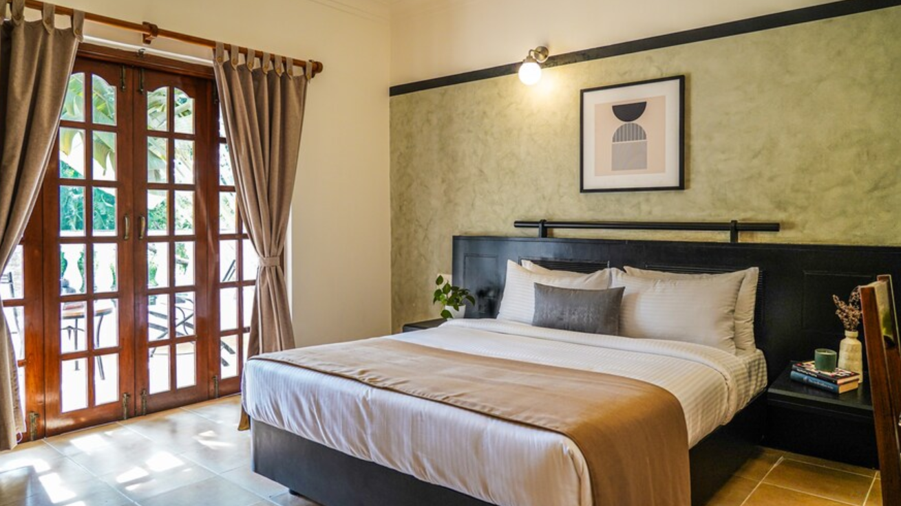 Deluxe Queen Pool View