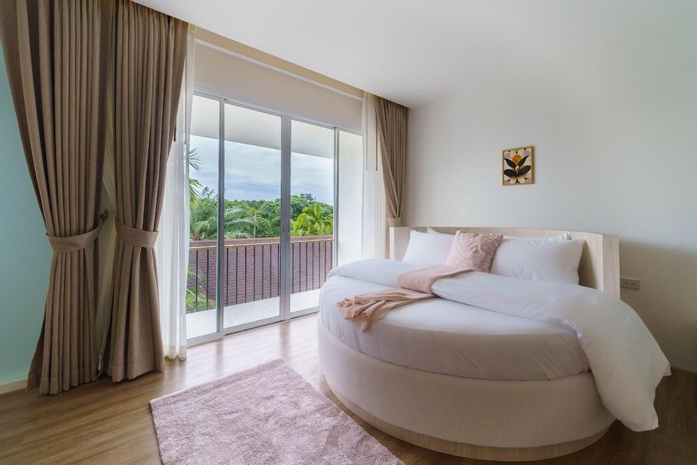 Honeymoon Suite