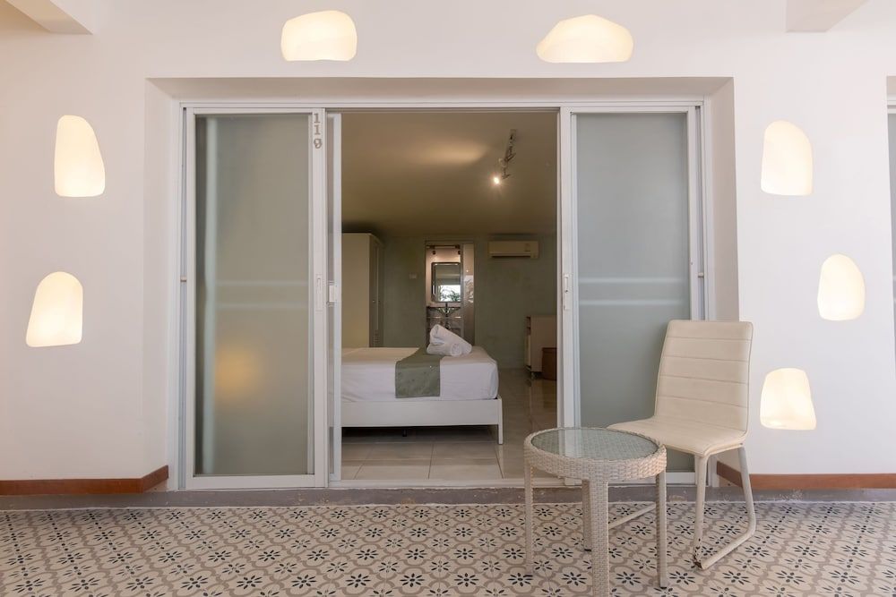 Windy Inn Deluxe Double Room, Pool View 8