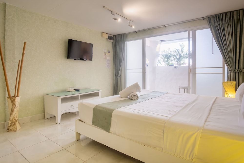 Windy Inn Deluxe Double Room, Pool View 2