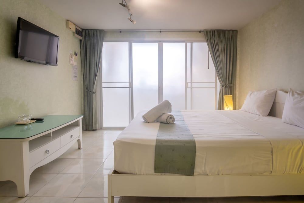 Windy Inn Deluxe Double Room, Pool View 5