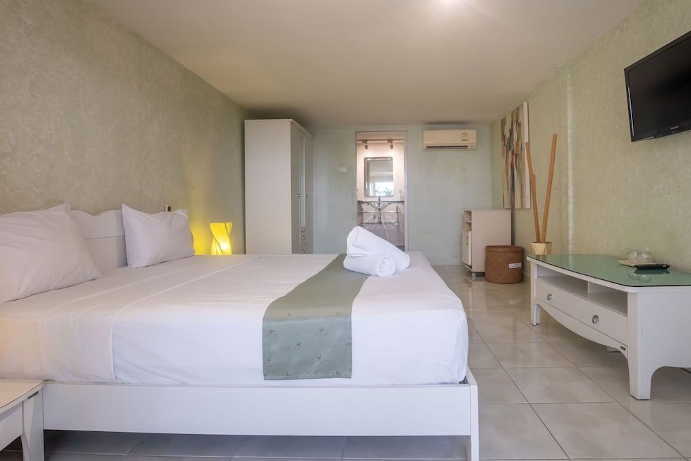 Windy Inn Deluxe Double Room, Pool View 6